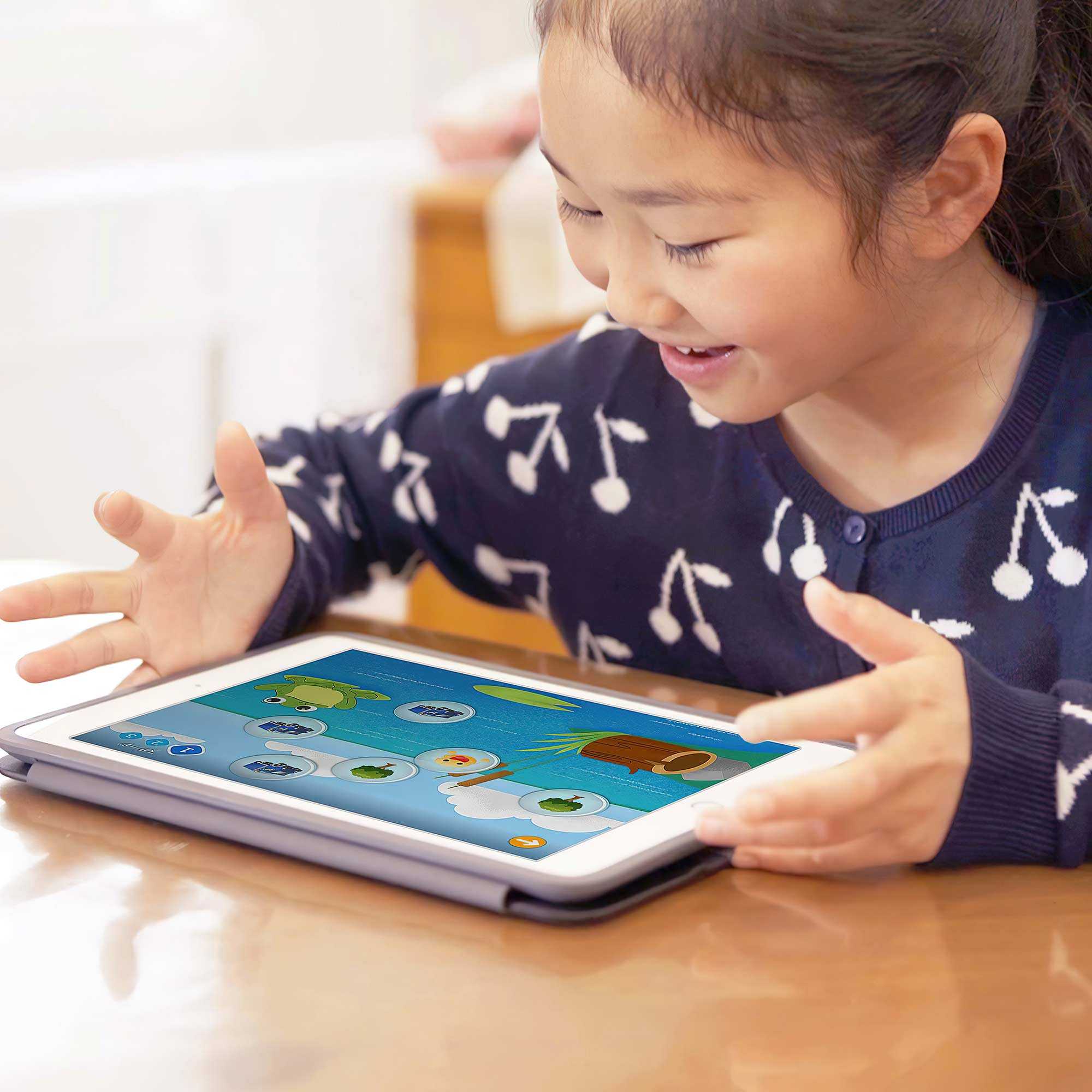 Child using ABCmouse English